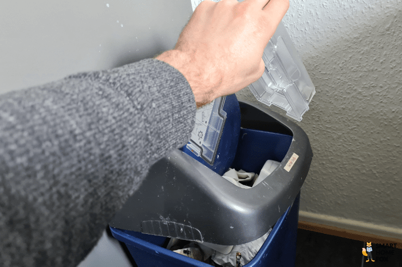 На рисунке показано, что мобильный пылесборник Roborock S8 Pro Ultra не нужно опорожнять вручную.